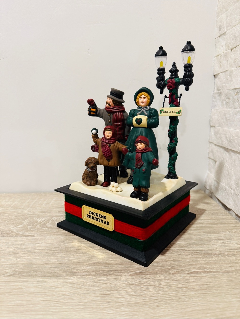 Vintage 1990 Dickens Family Light-Up & Musical Christmas Display Smile Ind. Ltd. - Picture 3 of 13